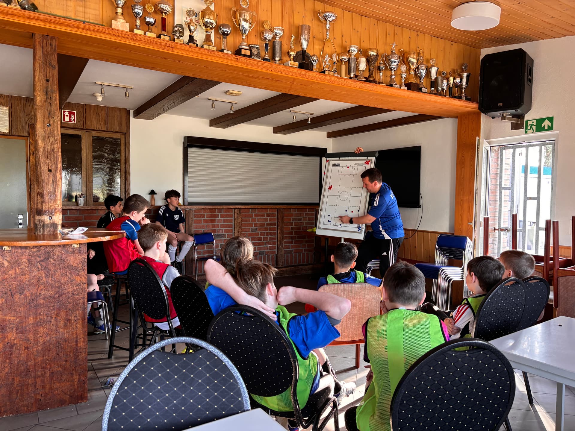 Trainer bei der Arbeit mit Jugendspielern